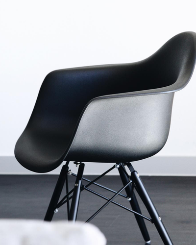Black Eaves Chair